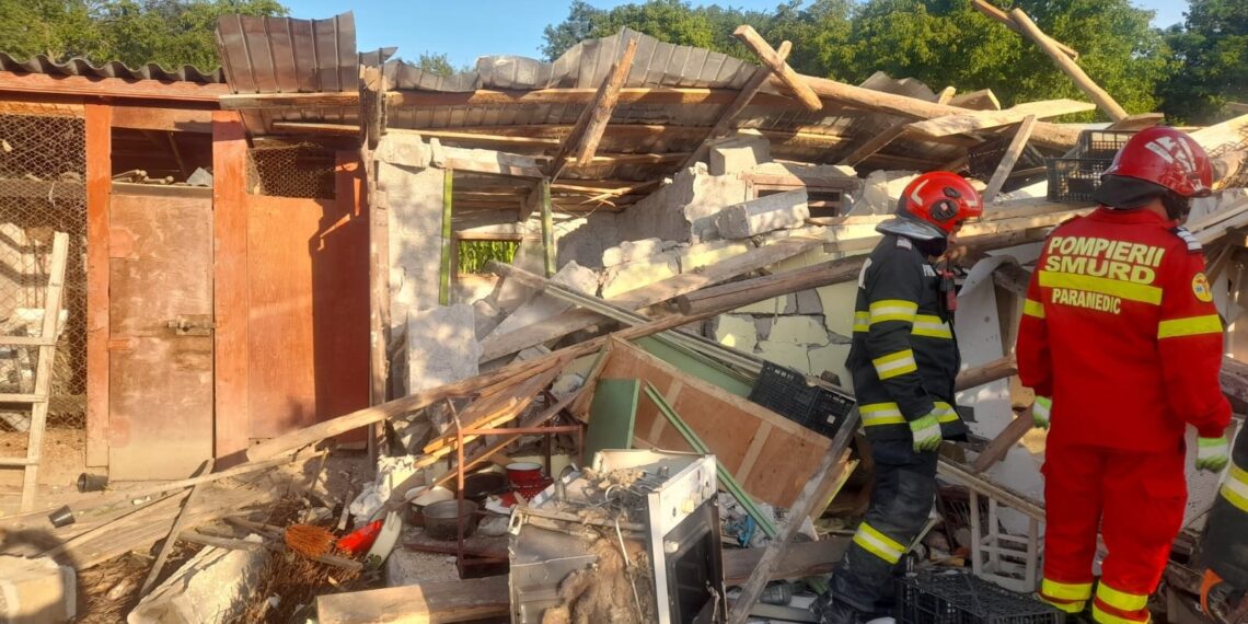 FOTO Explozie la o gospodărie din Liteni. Bucătăria de vară a fost distrusă în totalitate
