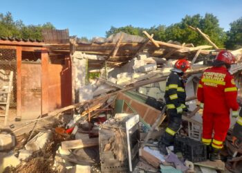 FOTO Explozie la o gospodărie din Liteni. Bucătăria de vară a fost distrusă în totalitate