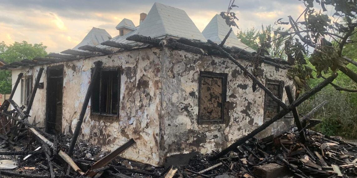 FOTO Pagube de circa 5.000 de euro în urma incendiului izbucnit la o casă de pe strada Gheorghe Doja din Suceava. Focul a pornit de la un scurtcircuit electric la un cablu improvizat