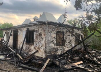 FOTO Pagube de circa 5.000 de euro în urma incendiului izbucnit la o casă de pe strada Gheorghe Doja din Suceava. Focul a pornit de la un scurtcircuit electric la un cablu improvizat