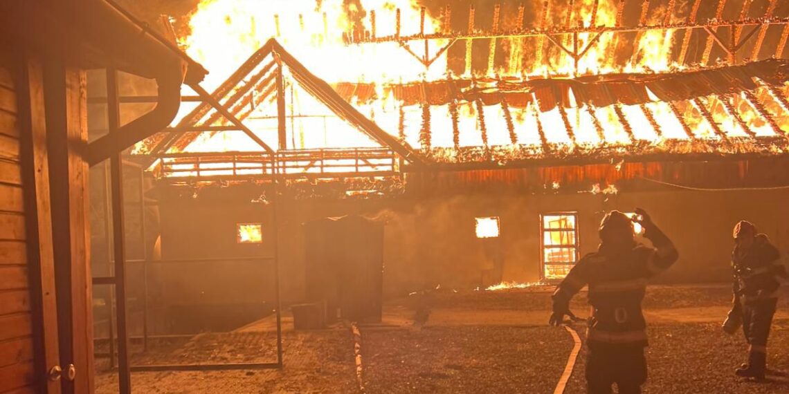 FOTO O anexă gospodărească din cadrul Ocolului Silvic Gura Humorului s-a făcut scrum, în urma unui incendiu izbucnit din cauza unui cablu electric defect