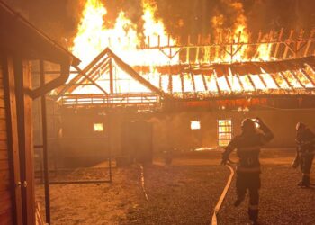 FOTO O anexă gospodărească din cadrul Ocolului Silvic Gura Humorului s-a făcut scrum, în urma unui incendiu izbucnit din cauza unui cablu electric defect