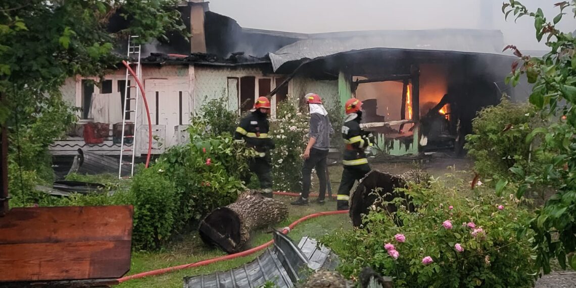 VIDEO Incendiu izbucnit la două case de locuit și trei construcții anexe, dintr-o gospodărie din Slătioara. Pompierii militari și civili au intervenit cu șapte autospeciale de stingere
