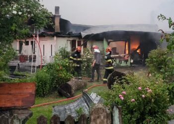 VIDEO Incendiu izbucnit la două case de locuit și trei construcții anexe, dintr-o gospodărie din Slătioara. Pompierii militari și civili au intervenit cu șapte autospeciale de stingere