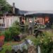 VIDEO Incendiu izbucnit la două case de locuit și trei construcții anexe, dintr-o gospodărie din Slătioara. Pompierii militari și civili au intervenit cu șapte autospeciale de stingere