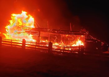 FOTO Incendiu de proporții la o gospodărie din Vicovu de Sus, din cauza unui cablu electric ros de șoareci. Pompierii au intervenit cu șase autospeciale de stingere