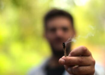 Opt luni de închisoare cu suspendare pentru un individ ce a fost întrerupt de polițiști când voia să fumeze un joint cu canabis, în zona Parcului Tătărași. Inculpatul a încercat să-și ”scape pielea”, băgându-l în bucluc pe prietenul său