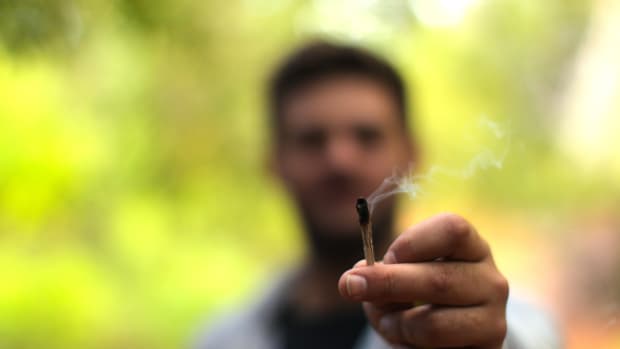 Opt luni de închisoare cu suspendare pentru un individ ce a fost întrerupt de polițiști când voia să fumeze un joint cu canabis, în zona Parcului Tătărași. Inculpatul a încercat să-și ”scape pielea”, băgându-l în bucluc pe prietenul său