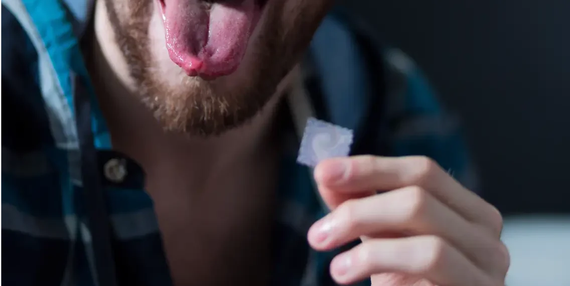 Un an și două luni de închisoare cu suspendare pentru un tânăr care și-a cumpărat ”iarbă” și LSD de la București. Acesta a ajuns pe mâinile polițiștilor în gara din Suceava pentru că părea agitat