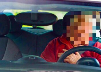 Un bărbat a fost găsit mort într-un autoturism parcat în comuna Baia