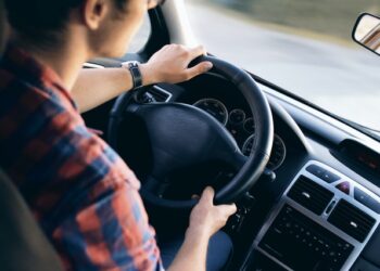 Tânăr fără permis, condamnat la peste trei ani de închisoare cu executare pentru lovirea a doi pietoni pe o trecere din Obcini cu mașina de serviciu. Colegul său a primit închisoare cu suspendare pentru că a încercat să ia toată răspunderea asupra sa