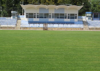 Primăria Suceava plătește circa 7.500 de euro pentru închirierea unui cilindru compactor. Acesta va fi folosit pentru cilindrarea gazonului de pe terenul de fotbal al stadionului Areni