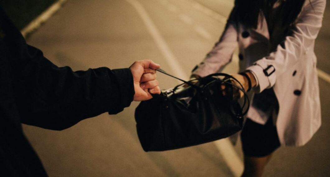 Un cerșetor din Republica Moldova, care a tâlhărit o studentă în centrul Sucevei, a fost condamnat la patru ani de închisoare. Supărat că a pierdut 3.600 de lei la păcănele, individul a trântit-o pe victimă de pământ, i-a smuls un cercel din ureche și i-a luat poșeta