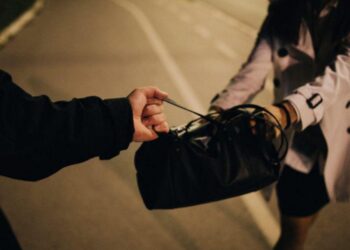 Un cerșetor din Republica Moldova, care a tâlhărit o studentă în centrul Sucevei, a fost condamnat la patru ani de închisoare. Supărat că a pierdut 3.600 de lei la păcănele, individul a trântit-o pe victimă de pământ, i-a smuls un cercel din ureche și i-a luat poșeta