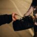 Un cerșetor din Republica Moldova, care a tâlhărit o studentă în centrul Sucevei, a fost condamnat la patru ani de închisoare. Supărat că a pierdut 3.600 de lei la păcănele, individul a trântit-o pe victimă de pământ, i-a smuls un cercel din ureche și i-a luat poșeta