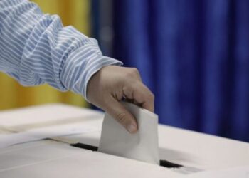 Un bărbat a fost reclamat Poliției, pentru că transportă persoane la o secție de votare din satul Hreațca. În mașină se afla tatăl acestuia (84 de ani) și un unchi