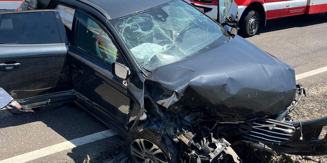 FOTO O copilă de 3 ani a murit într-un accident rutier pe drumul ce leagă Suceava de Fălticeni. Mama ei s-a izbit cu mașina într-un cap de pod după ce s-a întors către fiica sa