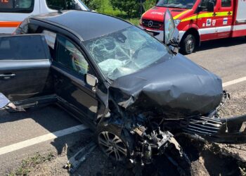 FOTO O copilă de 3 ani a murit într-un accident rutier pe drumul ce leagă Suceava de Fălticeni. Mama ei s-a izbit cu mașina într-un cap de pod după ce s-a întors către fiica sa