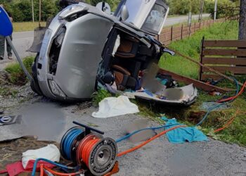 FOTO Detalii despre accidentul rutier din Ciocănești, unde un autoturism s-a izbit într-un gard și s-a răsturnat. Șoferul este un bărbat din Maramureș care a adormit la volan. Acesta și o pasageră au ajuns la spital