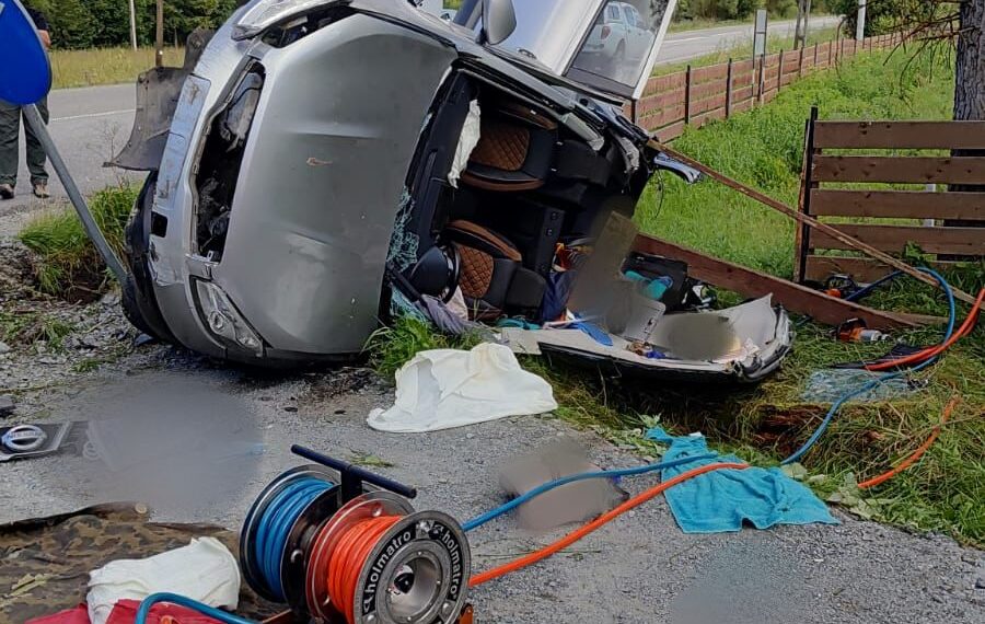 FOTO Detalii despre accidentul rutier din Ciocănești, unde un autoturism s-a izbit într-un gard și s-a răsturnat. Șoferul este un bărbat din Maramureș care a adormit la volan. Acesta și o pasageră au ajuns la spital