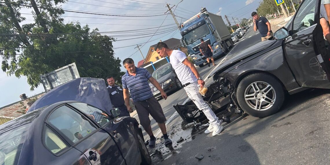 FOTO Doi șoferi din Botoșani, implicați într-un accident rutier în fața magazinului Penny din Dumbrăveni. Individul care a provocat accidentul a intrat cu tupeu în intersecție, sfidând regulile de circulație