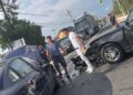 FOTO Doi șoferi din Botoșani, implicați într-un accident rutier în fața magazinului Penny din Dumbrăveni. Individul care a provocat accidentul a intrat cu tupeu în intersecție, sfidând regulile de circulație