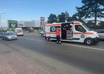 FOTO Carambol în apropierea fostului centru comercial ”Galleria Mall” din Suceava, provocat de o șoferiță beată muci. Femeia a refuzat recoltarea probelor de sânge după ce etilotestul a indicat 1,48 mg/l alcool pur în aerul expirat