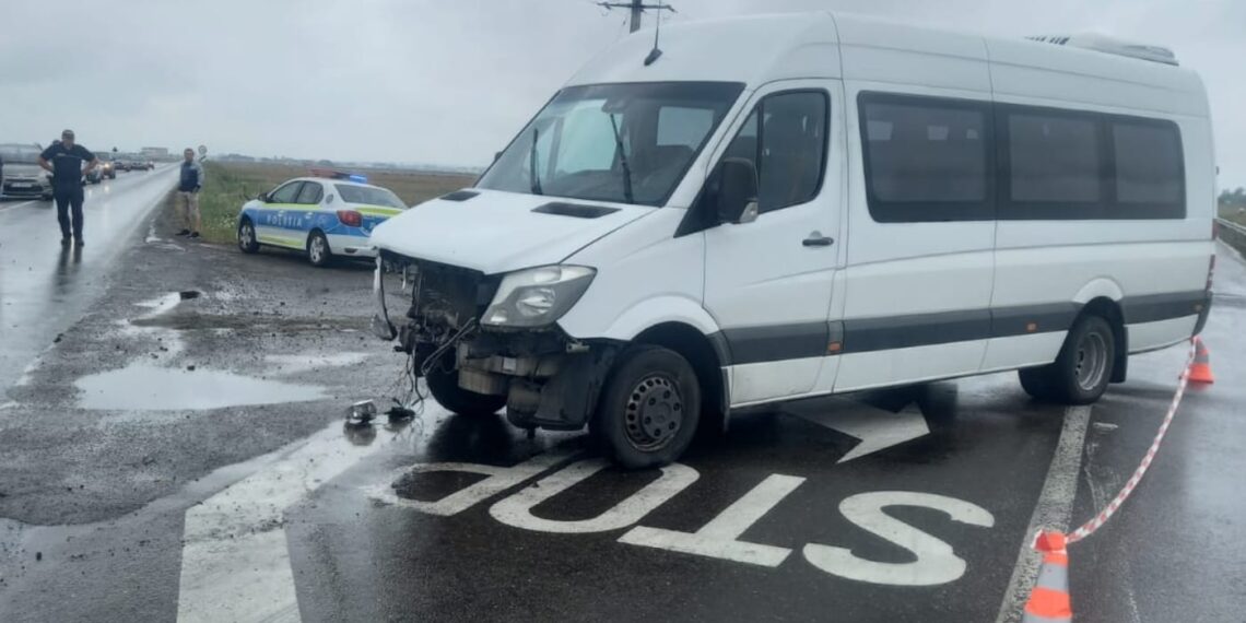 FOTO Accidentul din Măneuți a fost provocat de șoferul unei dube care a ignorat semnificația indicatorului STOP într-o intersecție