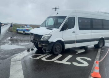 FOTO Accidentul din Măneuți a fost provocat de șoferul unei dube care a ignorat semnificația indicatorului STOP într-o intersecție