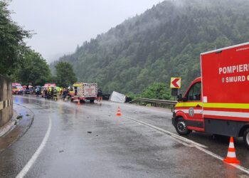 VIDEO Detalii despre accidentul rutier din Prisaca Dornei, unde semiremorca unui șofer grăbit a derapat într-o curbă, pe ploaie, și a măturat de pe carosabil un microbuz cu nouă persoane
