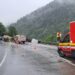 VIDEO Detalii despre accidentul rutier din Prisaca Dornei, unde semiremorca unui șofer grăbit a derapat într-o curbă, pe ploaie, și a măturat de pe carosabil un microbuz cu nouă persoane