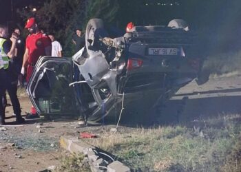 VIDEO Un șofer beat și-a ”parcat” mașina pe cupolă, în apropierea unei căi ferate de pe raza localității Prelipca