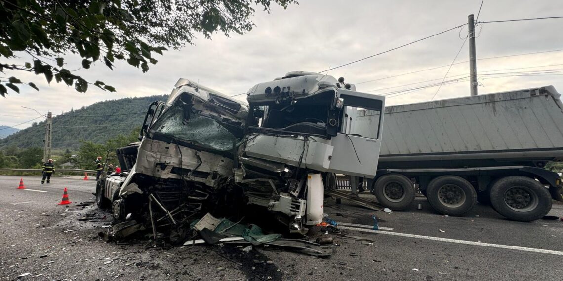 FOTO Detalii despre accidentul rutier din Vama, unde au fost implicate două TIR-uri. Vinovat de producerea evenimentului se face un bărbat din Republica Moldova