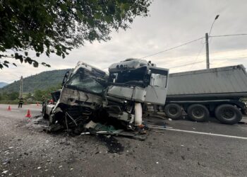 FOTO Detalii despre accidentul rutier din Vama, unde au fost implicate două TIR-uri. Vinovat de producerea evenimentului se face un bărbat din Republica Moldova