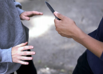 Bețiv din Zvoriștea, condamnat la nouă luni de închisoare cu suspendare pentru că a amenințat un barman cu cuțitul, cerând băutură pe caiet