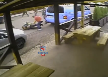 VIDEO Șapte sălbatici înarmați cu pari și topoare au rupt în bătaie un bărbat în comuna Dornești