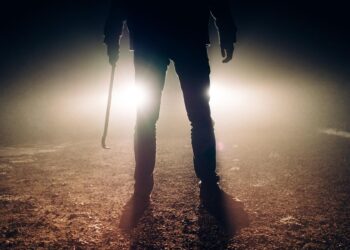 Un individ care și-a bătut cu ranga un coleg de la balastieră a scăpat basma curată, dar trebuie să îi plătească victimei daune de aproape 12.000 de lei