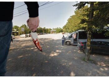 Trei ani de închisoare pentru cuțitarul cu șlapi albi, din parcarea Cetății de Scaun a Sucevei. Individul l-a înjunghiat în picior pe un agent de pază nevinovat ce a intervenit pentru aplanarea unui conflict și l-a ridicat din șanț pe agresor