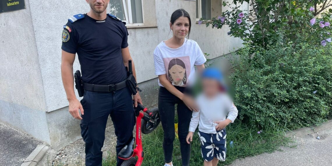 FOTO Un copil pierdut în zona Areni a fost ajutat de către jandarmii suceveni să se întoarcă în siguranță în brațele mamei sale