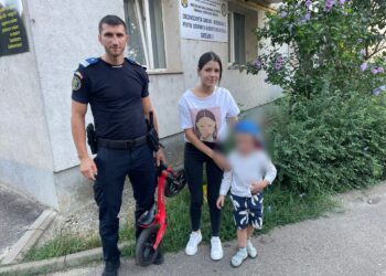 FOTO Un copil pierdut în zona Areni a fost ajutat de către jandarmii suceveni să se întoarcă în siguranță în brațele mamei sale