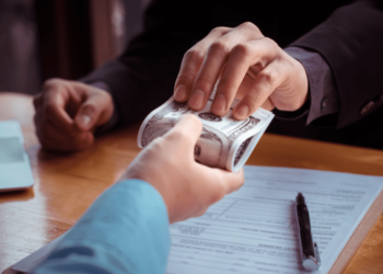 Doi escroci și-au aflat pedepsele pentru că l-au păcălit pe un bărbat că îl scapă de pușcărie pentru 15.000 de euro. Persoana înșelată a ajuns în închisoare și a rămas și fără bani