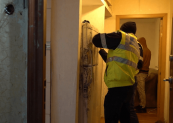 O suceveancă, care a cumpărat un apartament cu două chiriașe, a sesizat Poliția pentru furtul unor perne, pături, lenjerii de pat, un ceas de perete și covoare