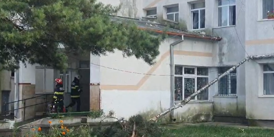 VIDEO Incendiu la Centrul de Recuperare și Reabilitare Neuropsihiatrică Sasca Mică, din cauza unei țigări.  ISU Suceava a declanșat Planul Roșu de Intervenție. 136 de beneficiari au fost evacuați