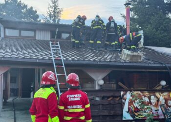 VIDEO Incendiu la acoperișul unui restaurant din zona Cetății de Scaun a Sucevei. Pompierii intervin cu trei autospeciale de stingere