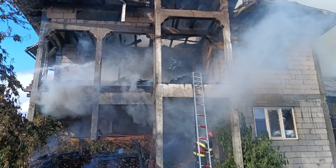 FOTO Incendiu de proporții la o casă din Dumbrăveni. Pompierii intervin cu șase autospeciale de stingere