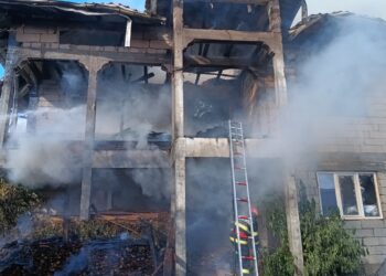 FOTO Incendiu de proporții la o casă din Dumbrăveni. Pompierii intervin cu șase autospeciale de stingere