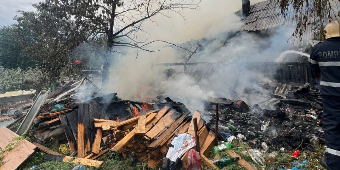 FOTO Incendiu la o casă de locuit și o anexă din Ipotești, din cauza unui aparat de gătit pornit și lăsat nesupravegheat