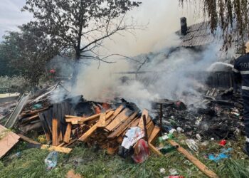 FOTO Incendiu la o casă de locuit și o anexă din Ipotești, din cauza unui aparat de gătit pornit și lăsat nesupravegheat