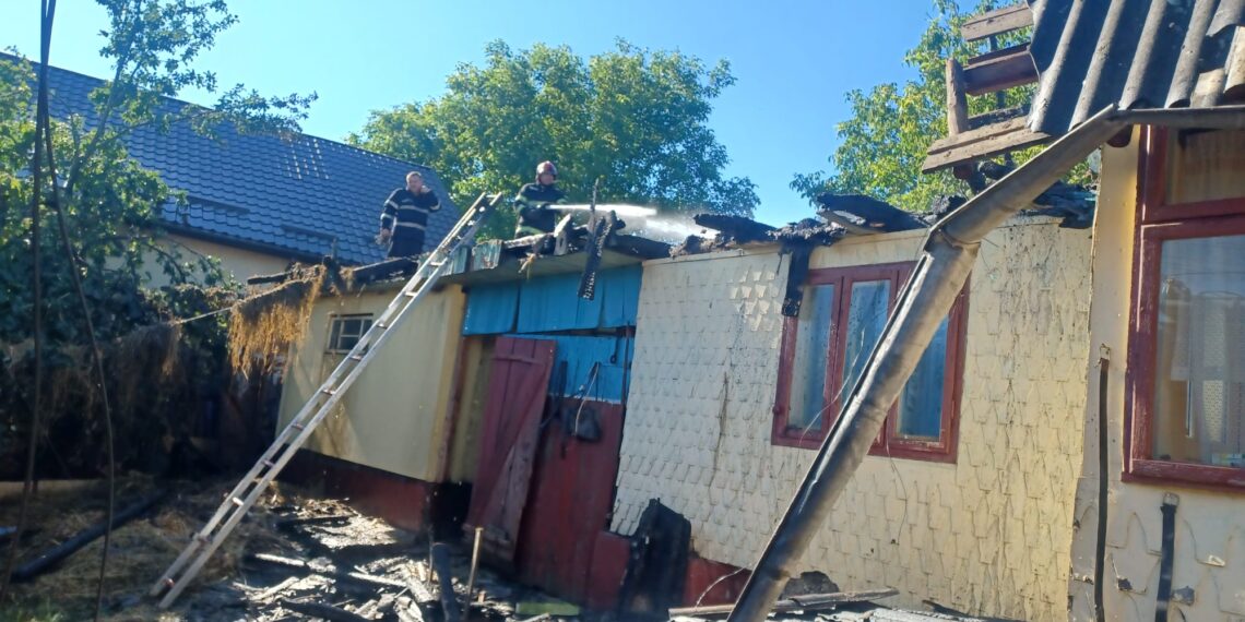 FOTO Gospodărie din Arghira, distrusă de un incendiu izbucnit din cauza unui scurtcircuit la un cablu electric