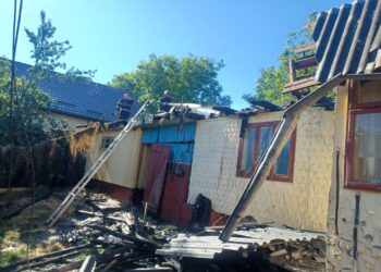 FOTO Gospodărie din Arghira, distrusă de un incendiu izbucnit din cauza unui scurtcircuit la un cablu electric